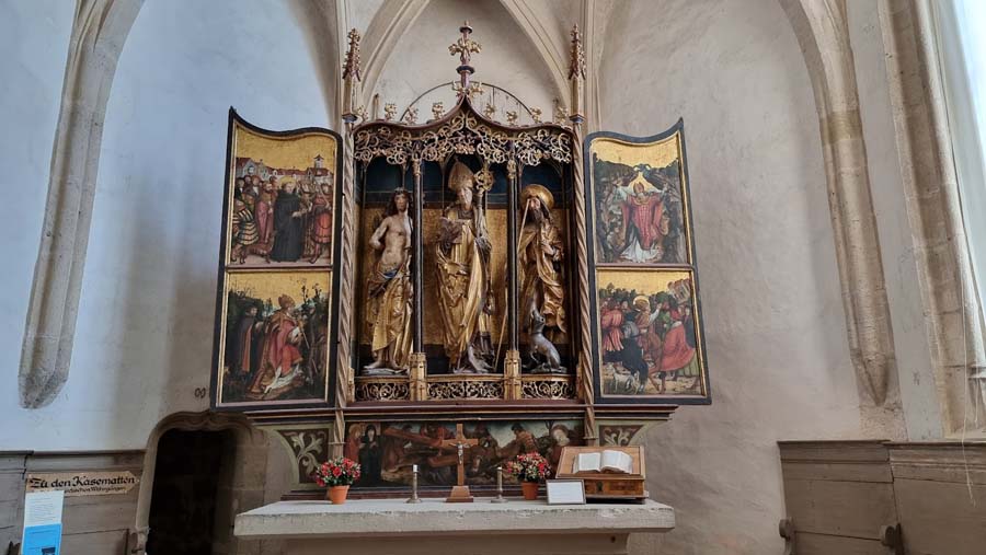 Golden altar with figures and paintings
