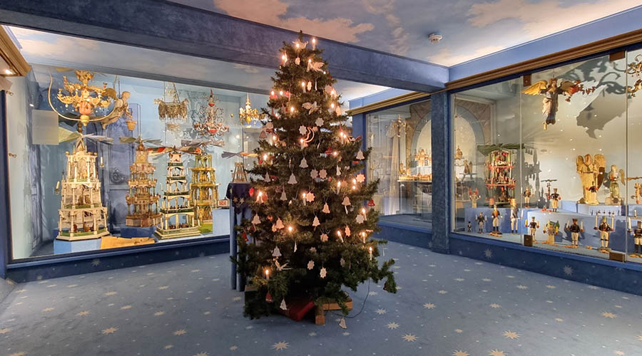 Blue carpet with stars and Christmas shop windows and glass boxes